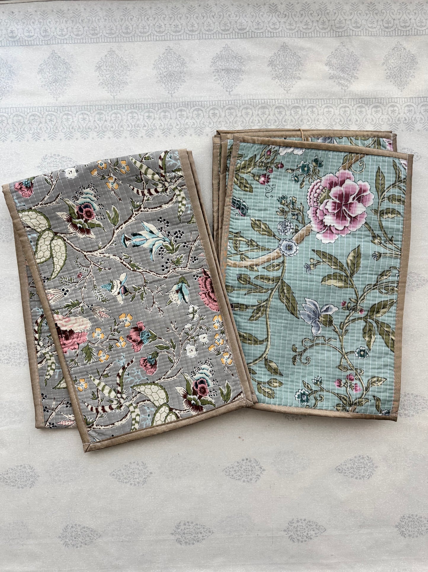 Sanganeri Hand-Block Print Quilted Reversible Table Runner Set (1 Runner + 6 Placemats)
: Grey / Blue / Gold border