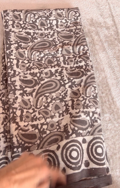 Ethnic Elegance:Mulmul Cotton Handblock Dabu Print Saree - Femantraa